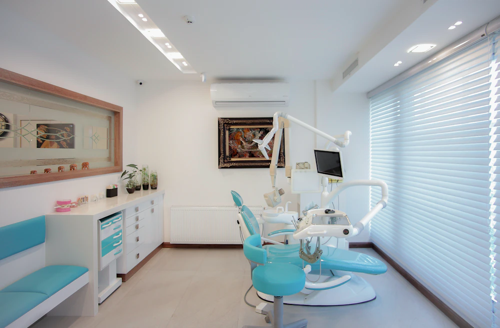 Sala dental de referencia con iluminación natural